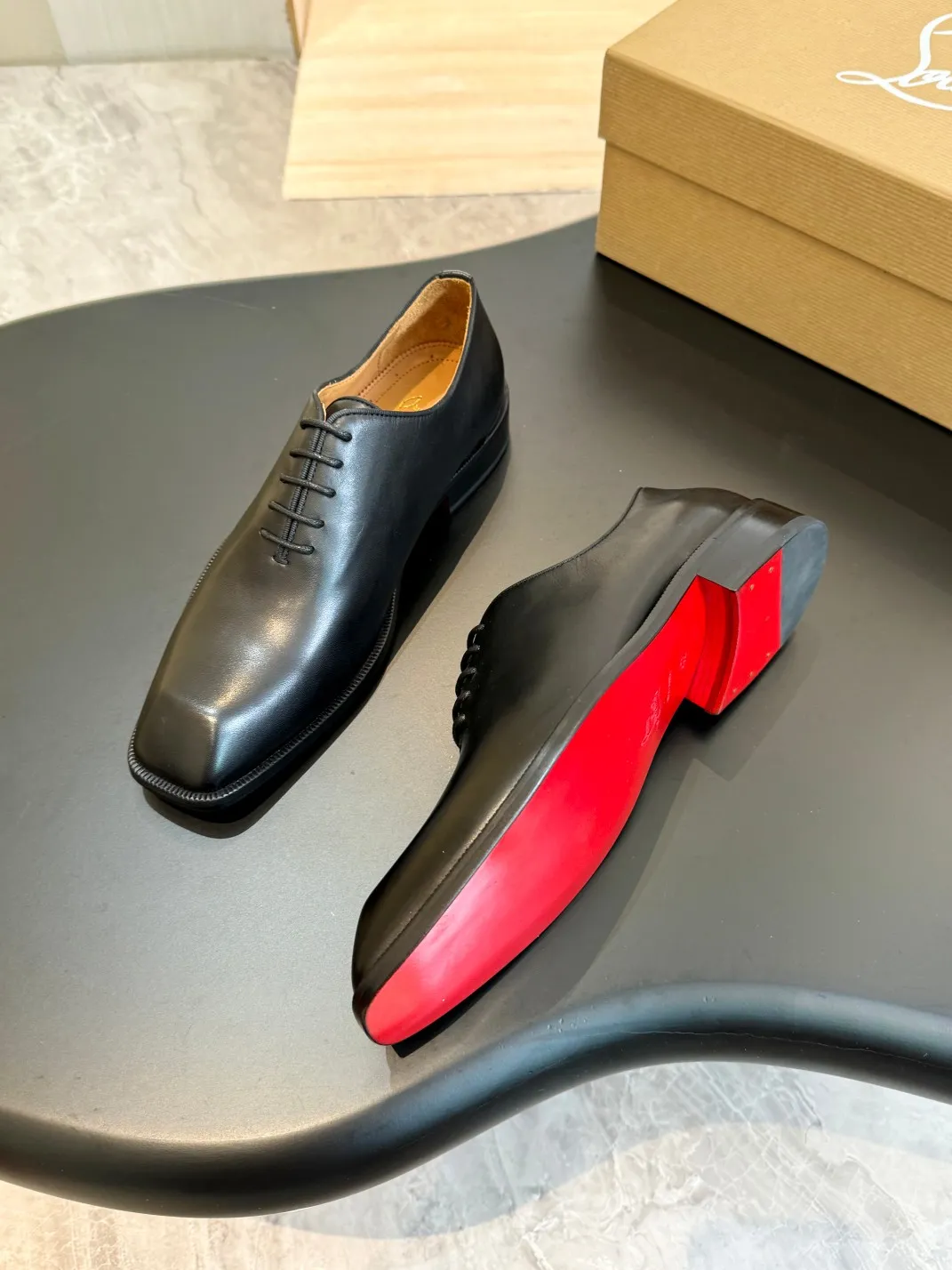 💰960 Christia*.Loubouti* high-end men's business formal leather shoes, original genuine cowhide red sole, imported Italian cowhide outsole, first-layer cowhide, water-dyed cowhide lining, high-end luxury. Size: 39-44 (customized at 38.45.46)✅
